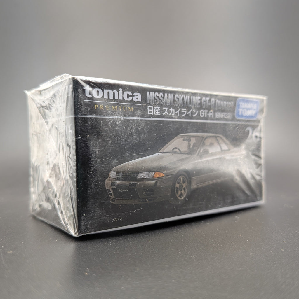 Nissan Skyline GT-R R32 (BNR32) Takara Tomy Tomica #26 Diecast Model Car 1:59